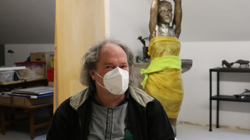 Johannes Rieser in seinen Ausstellungräumen vor einer seiner unzähligen Bronzeplastiken.
