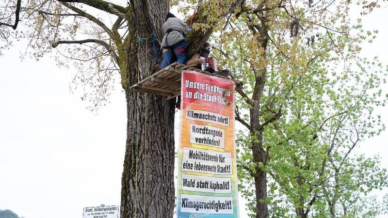 Seit Anfang Mai ist eine Gruppe von Klimaaktivisten in Passau immer wieder in Erscheinung getreten. Am Mittwochnachmittag war es wieder so weit. (Archivbild)