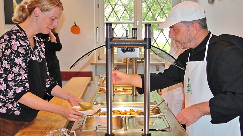Regional, nachhaltig, gesund und lecker: Die Kürbissuppe vom Mensa-Chef am Gotthard-Gymnasium, Frater Vinzenz, erfüllt alle Anforderungen der Fachtagung für Großküchenprofis.