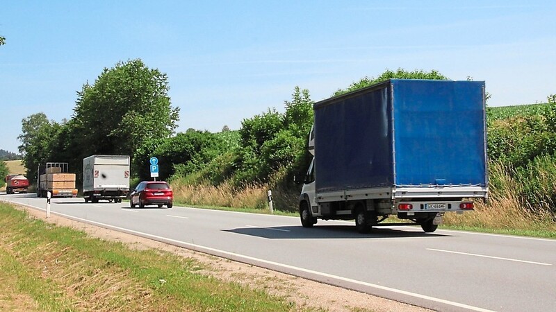 Ein gewohntes Bild auf der B20 nahe Rißmannsdorf: Lastwagen hinter Lastwagen und dazwischen die Autos. Der vierspurige Ausbau der Bundesstraße soll die angespannte Verkehrssituation entlasten.