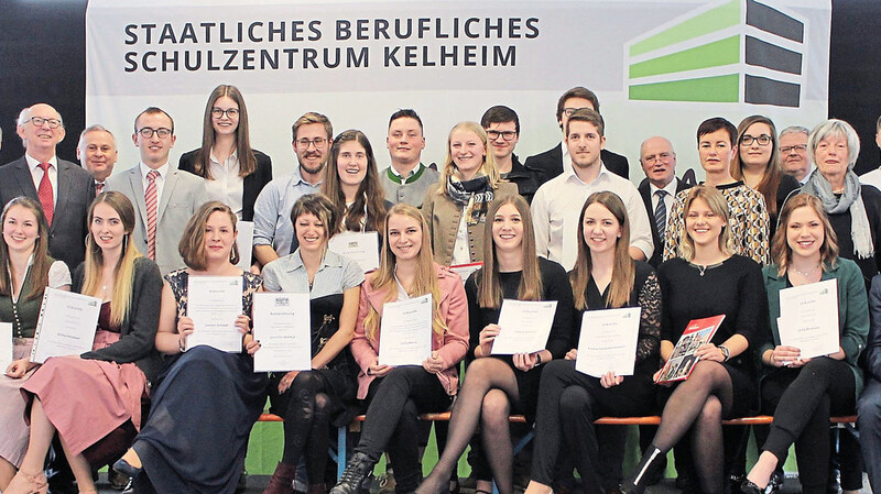 Preise über Preise bekommen die Absolventen bei der Abschlussfeier im Staatlichen Beruflichen Schulzentrum Kelheim.
