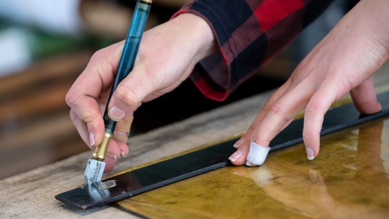 Eine Kunstglaserin arbeitet an einem Kirchenfenster. Für das Gesamtjahr 2020 erwartet der Bayerische Handwerkstag einen Rückgang des Umsatzes sowie der Investitionen der 202.000 bayerischen Handwerksbetriebe um jeweils fünf Prozent.
