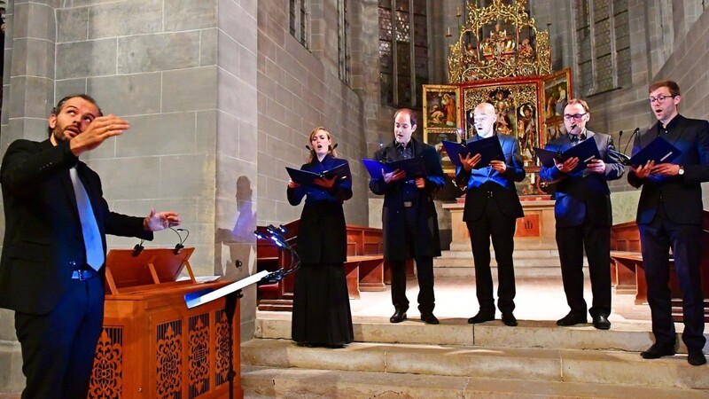 Das Ensemble Mons doctus zeigte auch ein zentrales Element der Musik von Heinrich Schütz, die Mehrchörigkeit, mit Chören an verschiedenen Orten im musikalischen Dialog. Ein Chor im Altarraum (Bild), der andere auf der Orgelempore.