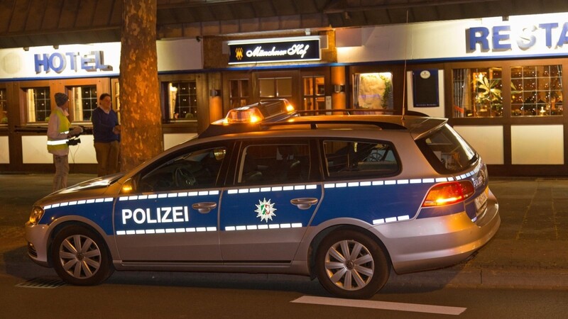 Nach einem bewaffneten Raubüberfall auf ein Hotel in Freising sucht die Kriminalpolizeiinspektion Erding nach Zeugen.