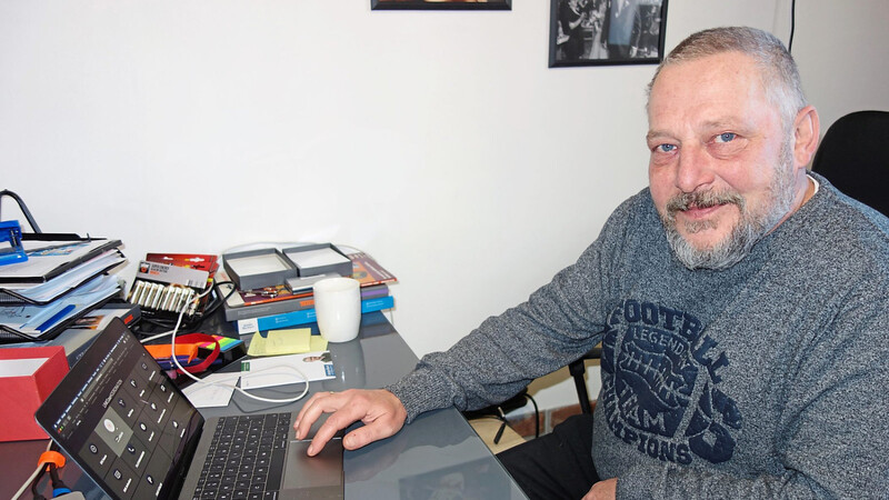 Oliver Wendlandt an seinem Hauptarbeitsplatz, dem Computer.