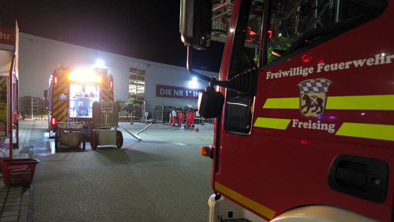 Insgesamt 35 Einsatzkräfte der Freisinger Feuerwehren rückten in den frühen Morgenstunden zum Brandort aus.