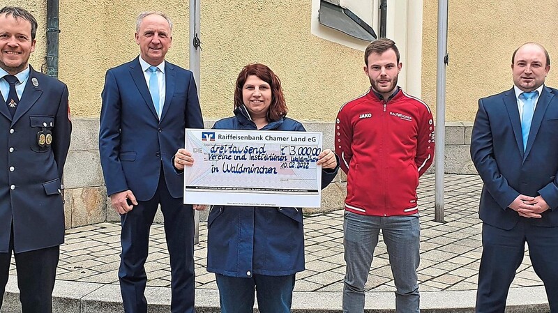 Josef Pongratz (Zweiter von links) und Markus Babl (rechts) übergaben am Donnerstag Spenden über 3.000 Euro.