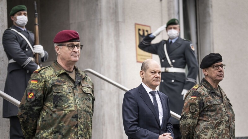 Bundeskanzler Olaf Scholz (SPD) wird von Eberhard Zorn (l), Generalinspekteur der Bundeswehr, und Bernd Schütt (r), Befehlshaber Einsatzführungskommando der Bundeswehr, vor dem Besuch beim Einsatzführungskommando der Bundeswehr begrüßt. Es ist der erste Besuch des Kanzlers bei der Bundeswehr.