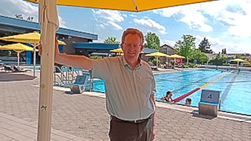 Hengersbergs Bürgermeister Christian Mayer freut sich sehr auf die Sommersaison im Freibad.