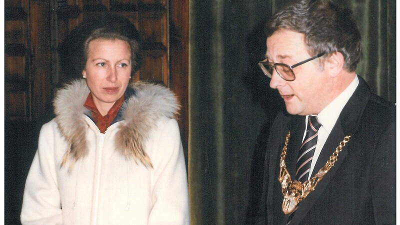 Prinzessin Anne wurde am 4. Februar 1985 in Zwiesel anlässlich der Britischen Skimeisterschaften empfangen. Ihr Eintrag im Goldenen Buch zählt wohl zu den schlichtesten. Sie schrieb lediglich: "Anne".