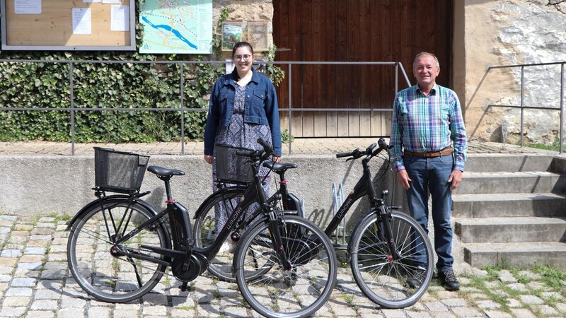 Tourist-Info-Leiterin Joanna Eggert und Bürgermeister Wolfgang Eckl freuen sich, dass an dieser Stelle künftig E-Bikes geladen werden können.