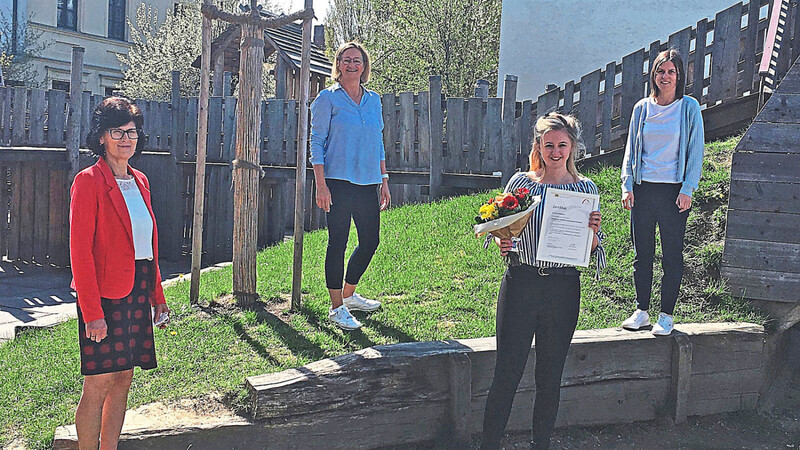 Das Team des Kindergartens "Kleiner Bär" und "Kleiner Tiger" freut sich mit Kollegin Cindy Hildebrandt (2. v. r.) über ihre erfolgreich abgeschlossene Qualifizierung.
