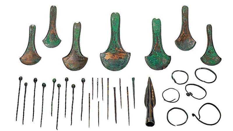 Der im Winter 1907 in Langquaid entdeckte Hortfund besteht aus mehr als 30 bronzenen Schmuckstücken, Werkzeugen und Waffen. Derzeit ist er im Haus der Begegnung ausgestellt.
