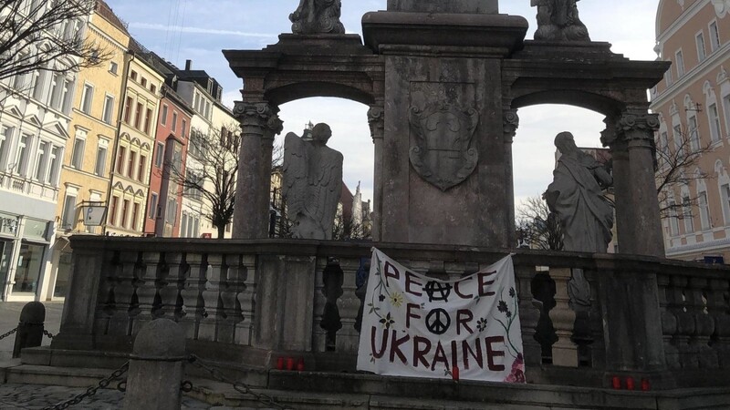 An der Dreifaltigkeitssäule ist ein Transparent mit der Aufschrift "Frieden für die Ukraine" plaziert worden.