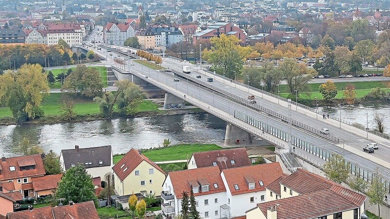 Über die Nibelungenbrücke fahren täglich 42 000 Fahrzeuge. Im nächsten Jahr muss die Asphaltdeckschicht auf 14 000 Quadratmetern erneuert werden.