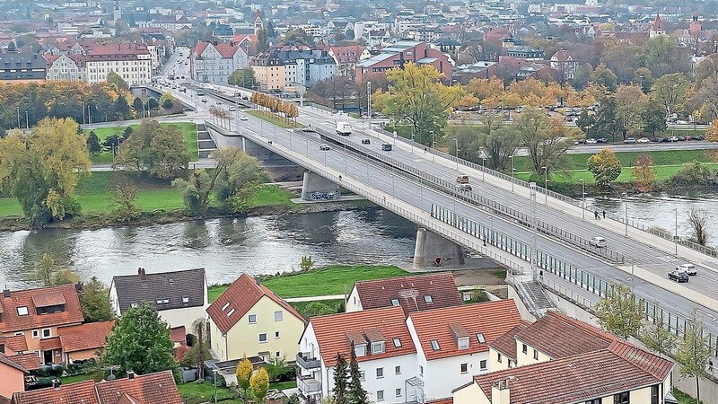 Über die Nibelungenbrücke fahren täglich 42 000 Fahrzeuge. Im nächsten Jahr muss die Asphaltdeckschicht auf 14 000 Quadratmetern erneuert werden.