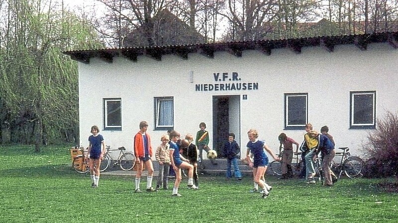 Der VfR reagierte auf die zunehmende Anzahl von Jugendspielern mit dem Bau eines Vereinsheims.
