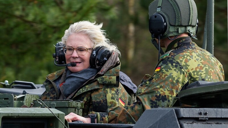Verteidigungsministerin Christine Lambrecht (l.) hält daran fest, keine Panzer zu liefern.