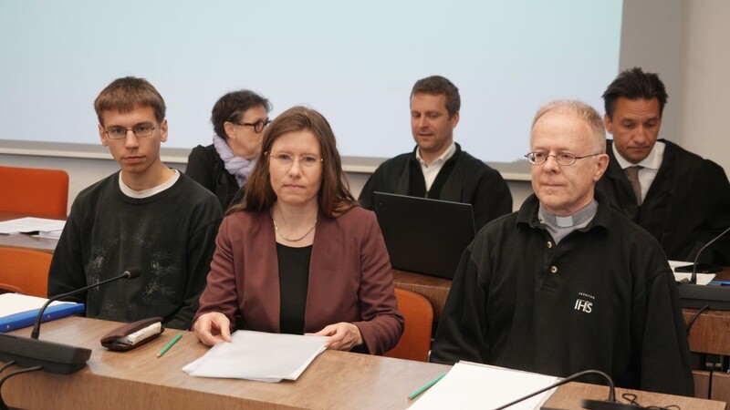 Vor Prozessbeginn: die angeklagten Klima-Aktivisten Luca Thomas, Cornelia Huth und Jörg Alt (v.l.) und ihre Anwälte.