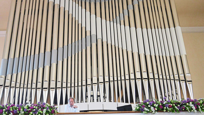 3150 Pfeifen, 46 Register und eine Besonderheit: Organist Matthias Meier erläuterte, dass bei der Konzeption und beim Bau einer Orgel sowohl die architektonischen Gegebenheiten des jeweiligen Gotteshauses als auch die kulturellen Einflüsse ihres Standorts berücksichtigt werden müssen.