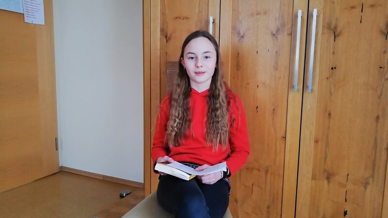 Per Video las Victoria Lex aus Band 1 der Jugendromanreihe "Wildhexe" vor.