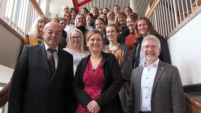 Mit einem strahlenden Lächeln: Regina Stöhr (Mitte) tritt ihr Amt als neue Konrektorin an. Schulamtsdirektor Rudolf Hofmann (links), Schulleiter Josef Messerer und das Kollegium wollen sie bestmöglich unterstützen.