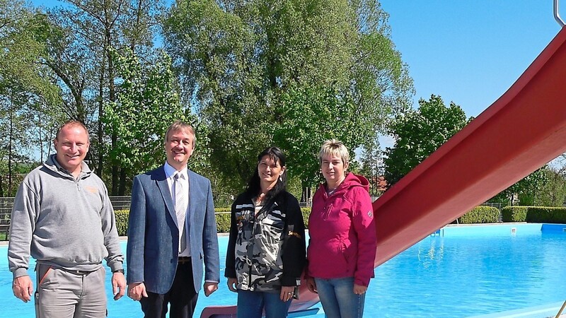 Das Freibadteam sowie Bürgermeister Herbert Blascheck (2. von links) und Bauhofleiter Heribert Roithmeier freuen sich auf die Badesaison.