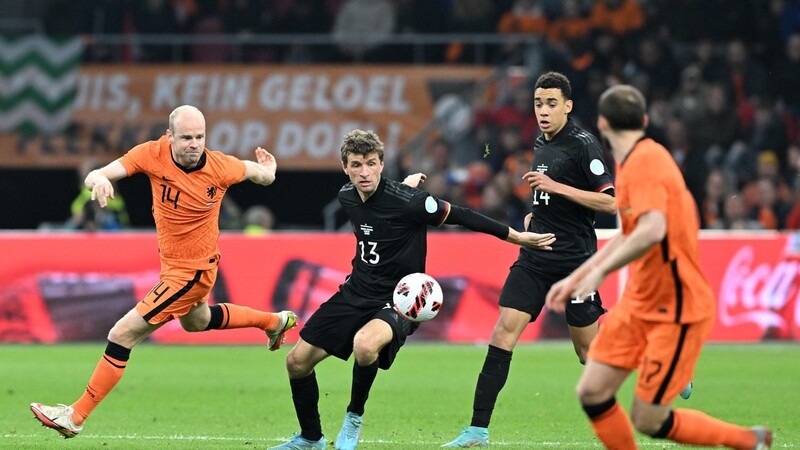 Torschütze Thomas Müller (M.) und die deutsche Mannschaft treffen in Amsterdam auf ein starkes Oranje.