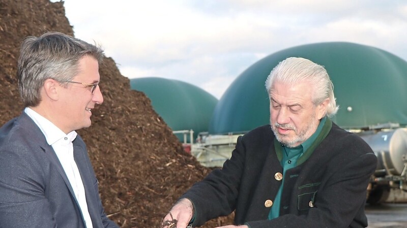 Mit der Kompostierungsanlage hat alles angefangen. Heute produziert der Betrieb von Matthias (links) und Albert Blümel in Thornhofen über 14,45 Millionen Kilowattstunden regenerativen Strom pro Jahr. Mit ihrer Ausstellung am 21. Mai wollen sie die Energiewende vor Ort voran bringen.