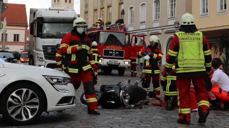 In der Münchener Straße ist am Freitag ein Kleinkraftradfahrer auf das Kopfsteinpflaster gestürzt.