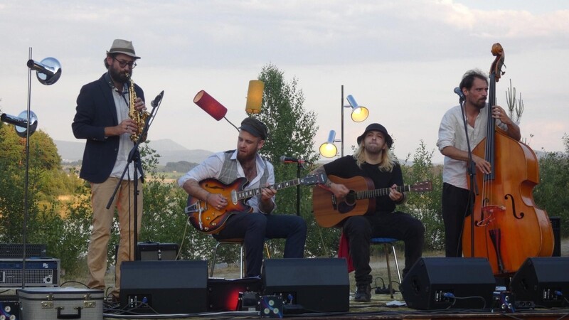 Die Band spielte vor der Kulisse des Drachensees.