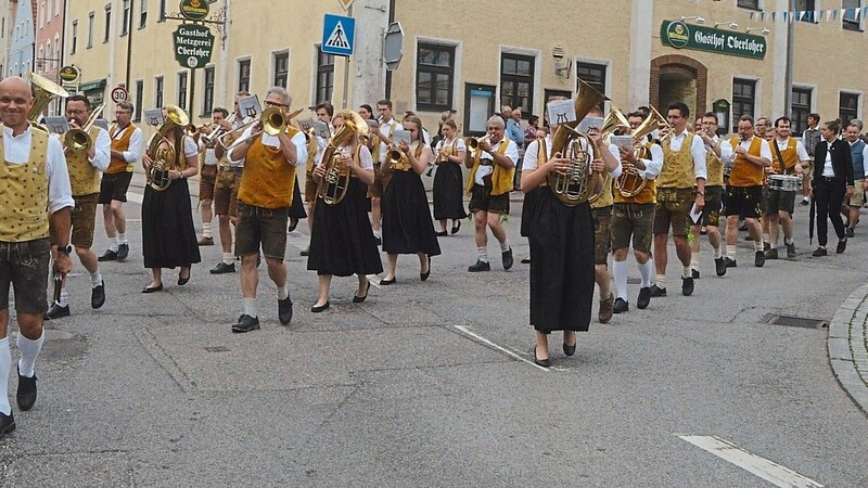 Mit dem Blasorchester des Musikvereins an der Spitze ziehen die Besucher zum Volksfestplatz.