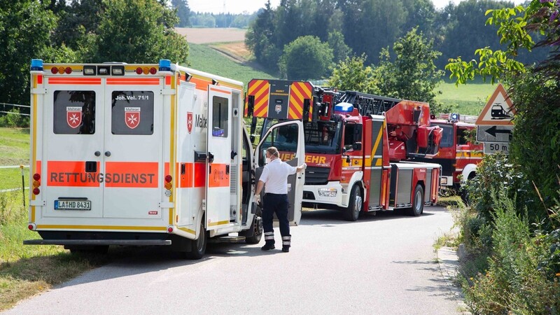 Am Samstagnachmittag kollidierten ein Zug und ein Traktor an einem Bahnübergang im Landkreis Landshut.