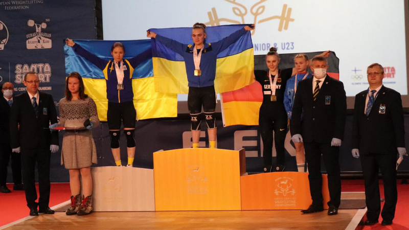 Im Reißen und im olympischen Zweikampf stand Annika Pilz vom TB Roding (hier mit der deutschen Fahne) bei der EM in Finnland als Dritte auf dem Siegerpodest.