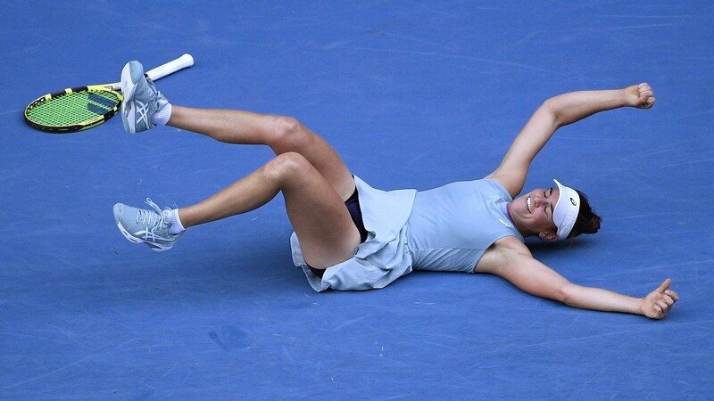 Da legst di nieder! Nach ihrem verwandelten Matchball gegen Karolina Muchova sinkt Jennifer Brady zu Boden.