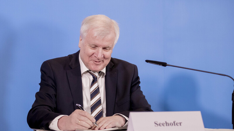 Eine teure Unterschrift: Bundesinnenminister Horst Seehofer (CSU) besiegelt den Tarifkompromiss für den öffentlichen Dienst von Bund und Kommunen.
