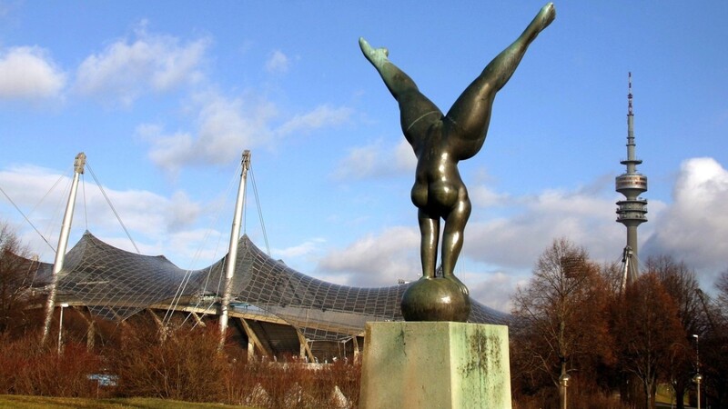 Kraftvoll stemmt sich die Olympia Triumphans vor dem Münchner Olympiastadion in die Höhe. Martin Mayer hat die Bronzeskulptur auf eigene Faust ohne Auftrag geschaffen und wurde für ihre Nacktheit sogar angefeindet.
