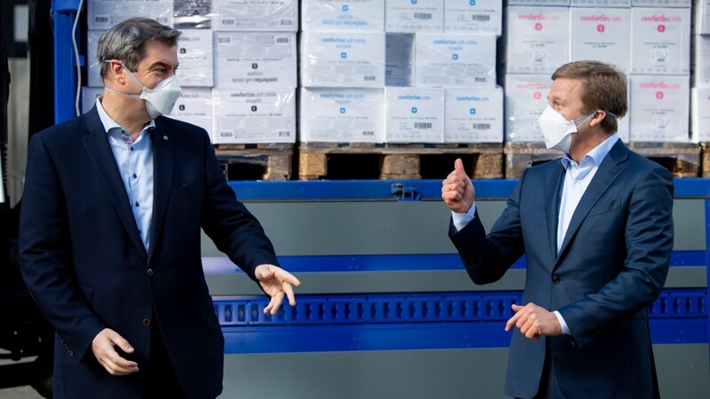 Ministerpräsident Markus Söder (l., CSU) und BMW-Chef Oliver Zipse auf dem Münchner Werksgelände. Der Autobauer BMW will in der Corona-Kirse in die Produktion von Atemschutzmasken einsteigen.