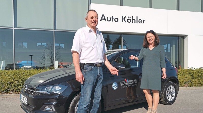 Schlüsselübergabe eines VW Polo durch Auto Köhler-Mitarbeiterin Claudia Schaubeck an Josef Reitmeier vom Alten- und Pflegeheim St. Michael in Mainburg.
