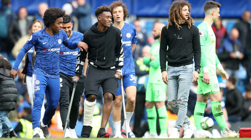 FC Chelsea gegen FC Watford im Stamford Bridge Stadion: Der verletzte Callum Hudson-Odoi (Mitte) nach dem Spiel mit seinen Teamkollegen.
