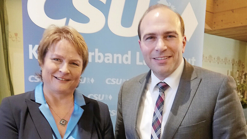 Bundestagsabgeordneter Florian Oßner gratulierte Claudia Geilersdorfer zu ihrer Nomierung als CSU-Kandidatin für die Landratswahl.