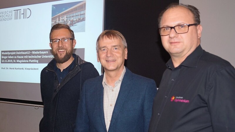 Freuten sich, Prof. Dr. Horst Kunhardt (Mitte) zu einem Zukunftsthema nach Plattling bekommen zu haben: Markus Jakob (l.) und Thomas Saller (r.) vom Kolping-Leitungsteam.