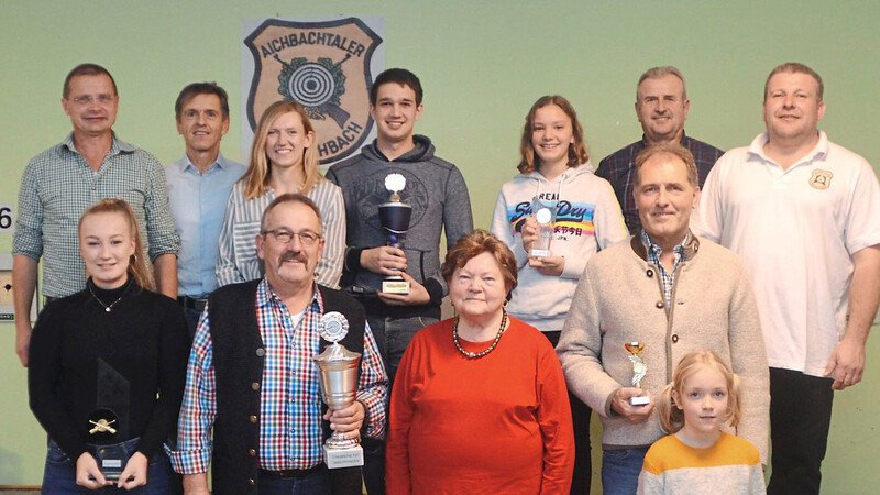 Hervorragende Leistungen zeigten die Pokal-, Preis- und Gutscheingewinner. Sie präsentierten stolz in den verschiedenen Wettbewerben errungenen Trophäen.