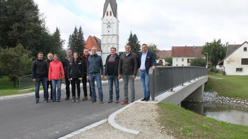 Die Vertreter der beteiligten Baufirman mit Bürgermeister Alfred Holzner (r.)