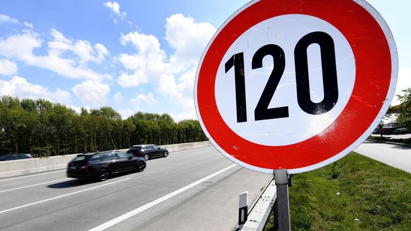 Bislang gibt es nur vereinzelt oder temporär Geschwindigkeitsbegrenzungen auf deutschen Autobahnen. Und auch an die halten sich viele Autofahrer nicht.