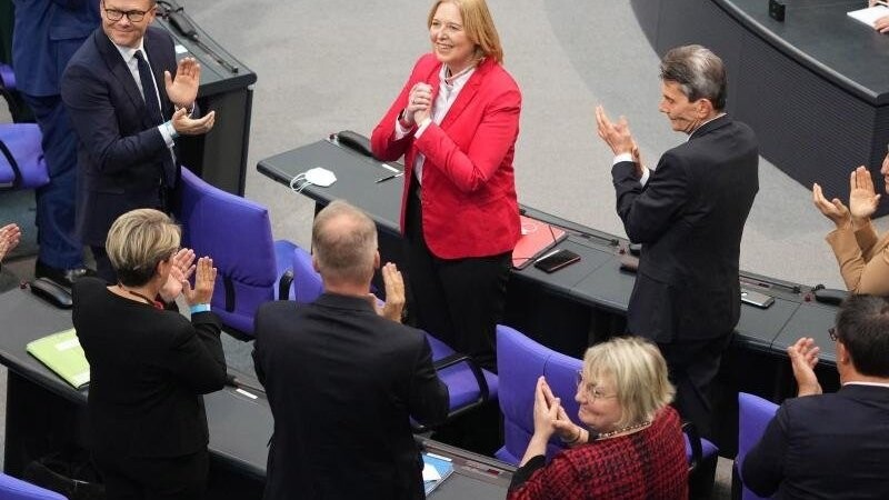 Bärbel Bas (M) freut sich über ihre Wahl zur Bundestagspräsidentin.
