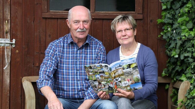 Roswitha und Karl Windorfer blättern im Magazin zum 50. Nationalpark-Jubiläum.