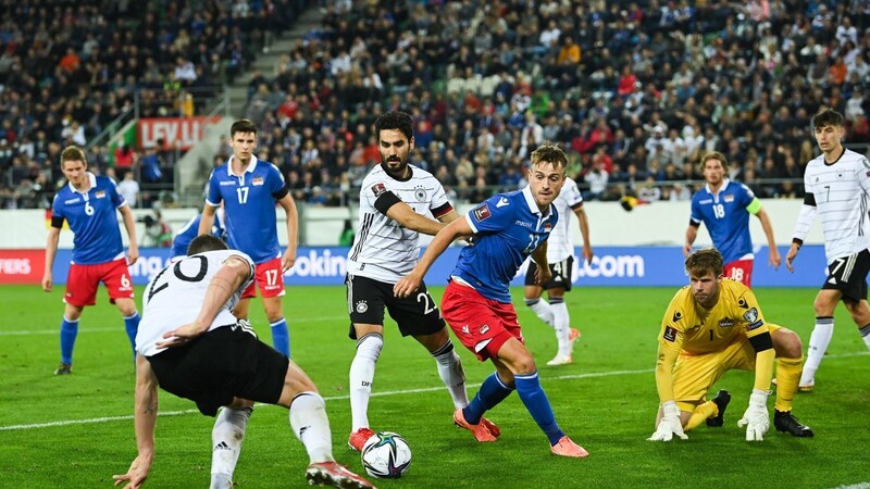 Kampf statt Klasse: Die deutschen Nationalspieler haben im Strafraum der Liechtensteiner ihre liebe Mühe.