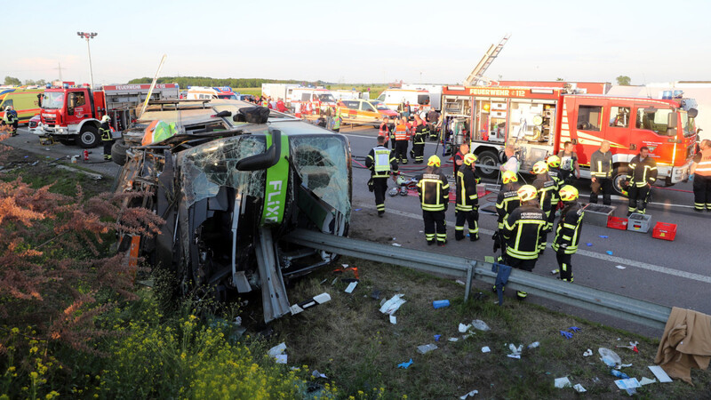 Bilder vom Unfallort auf der A9, wo sich ein Flixbus überschlagen hat. Ein Fahrgast ist ums Leben gekommen, etliche weitere erlitten zum Teil schwerste Verletzungen.