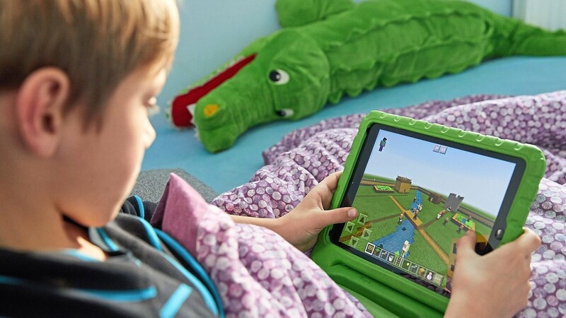 Wenn zum Lernen am PC auch noch Computerspiele im Übermaß hinzukommen, kann der tägliche Medienkonsum für Kinder und Jugendliche auch gesundheitliche Folgen haben.